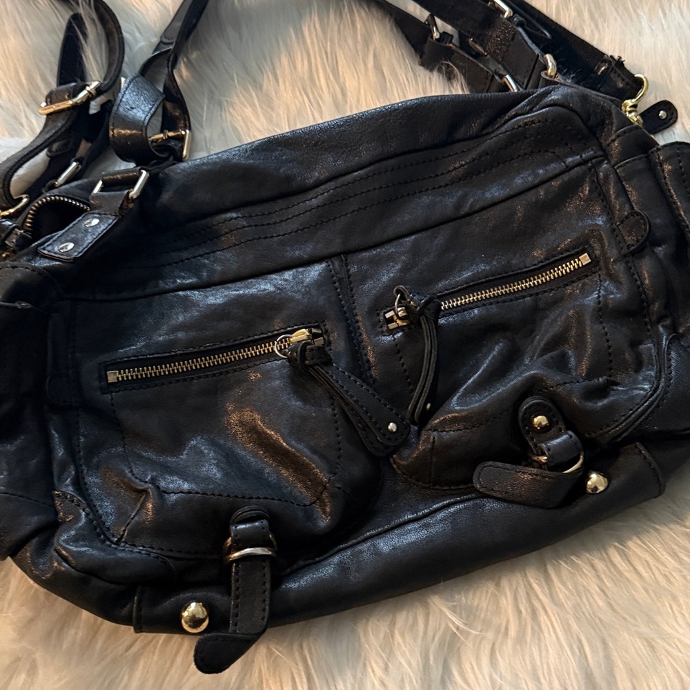 Classic Black Leather Shoulder Bag - Timeless Everyday Carry